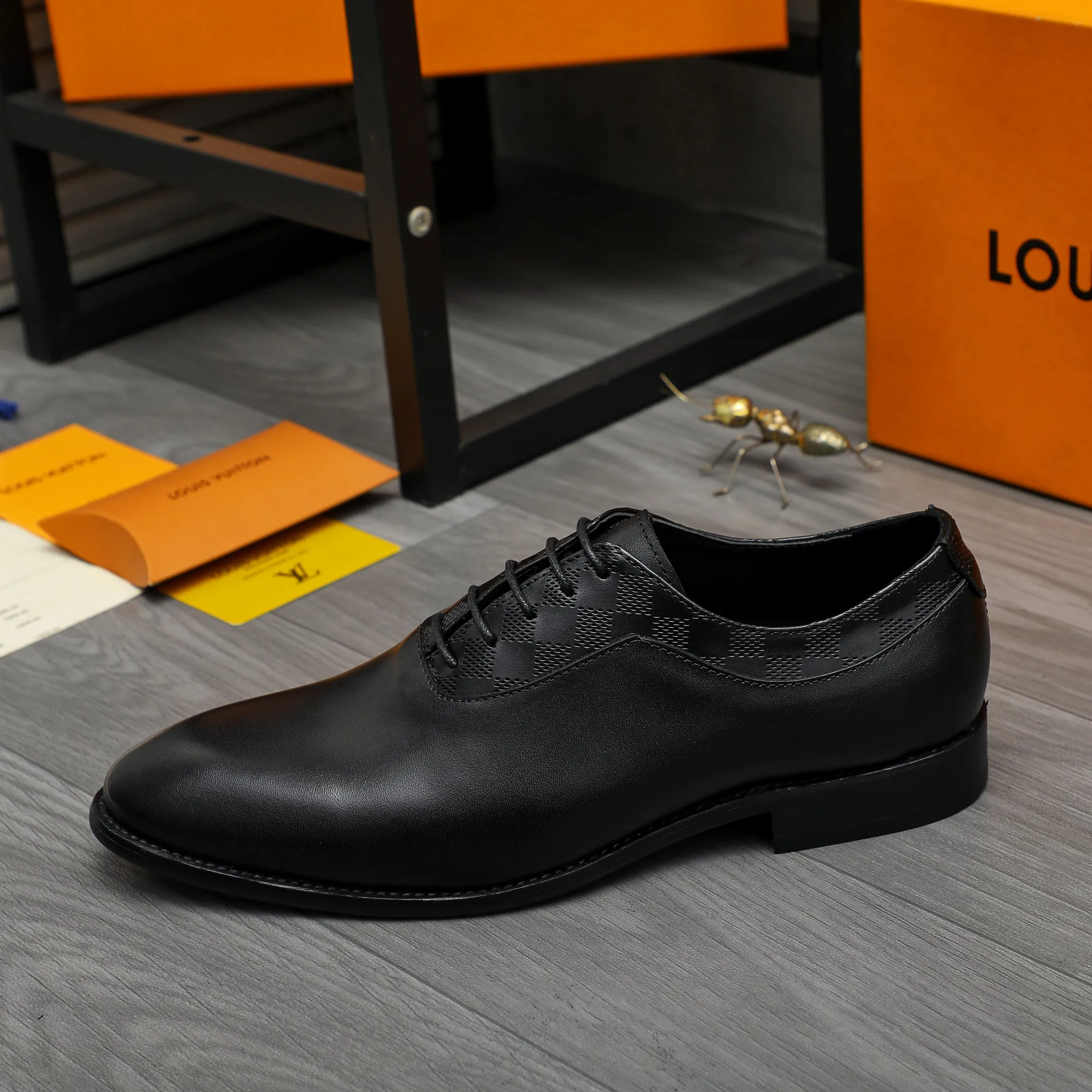 Men's shoes 💰p460 Product trademark: LV (Louis Vuitton) business lace-up leather shoes True size: 39-44 Product materials: Selected high-quality cowhide stitching classic embossed upper, cowhide lining, original rubber outsole